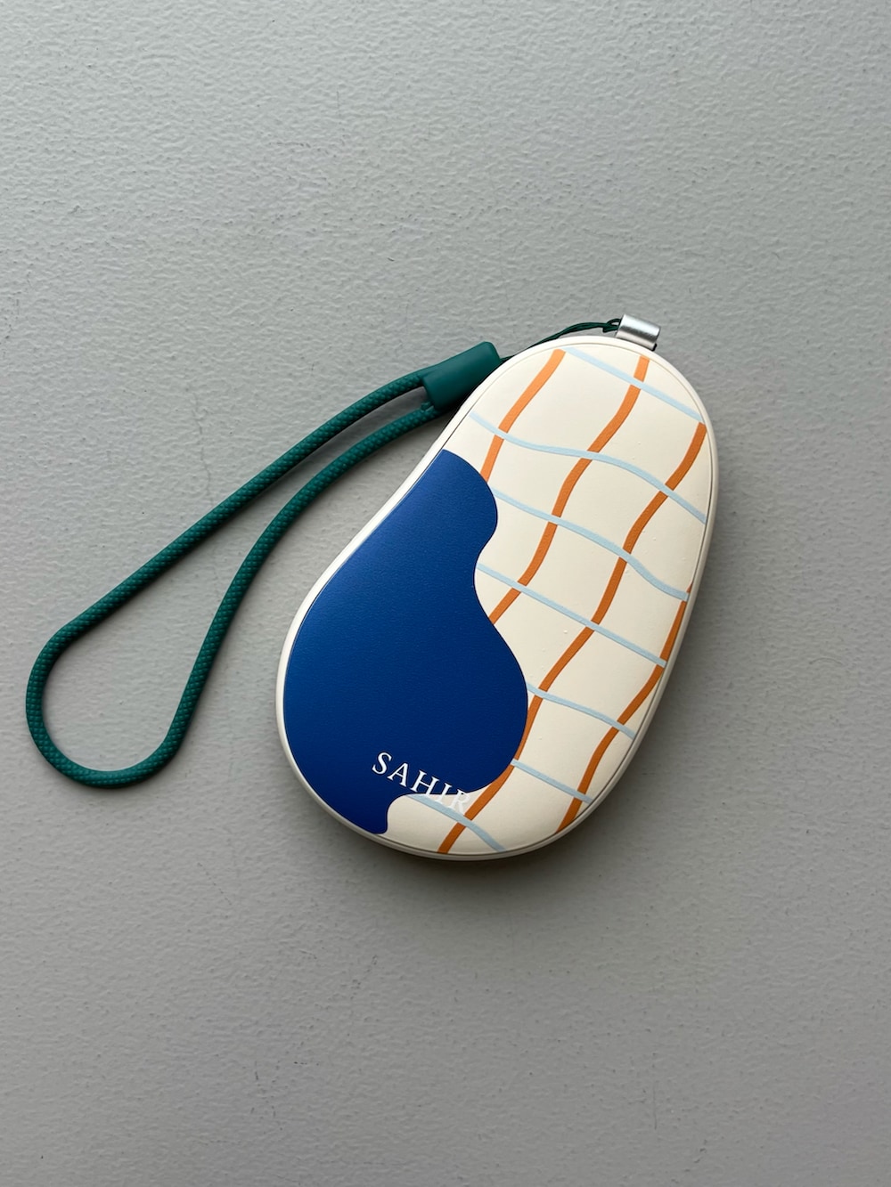 イエロー系のパスケース、グレー系のポーチ、ブルー系の生活家電を着用したレディースの冬コーディネートの5枚目の写真