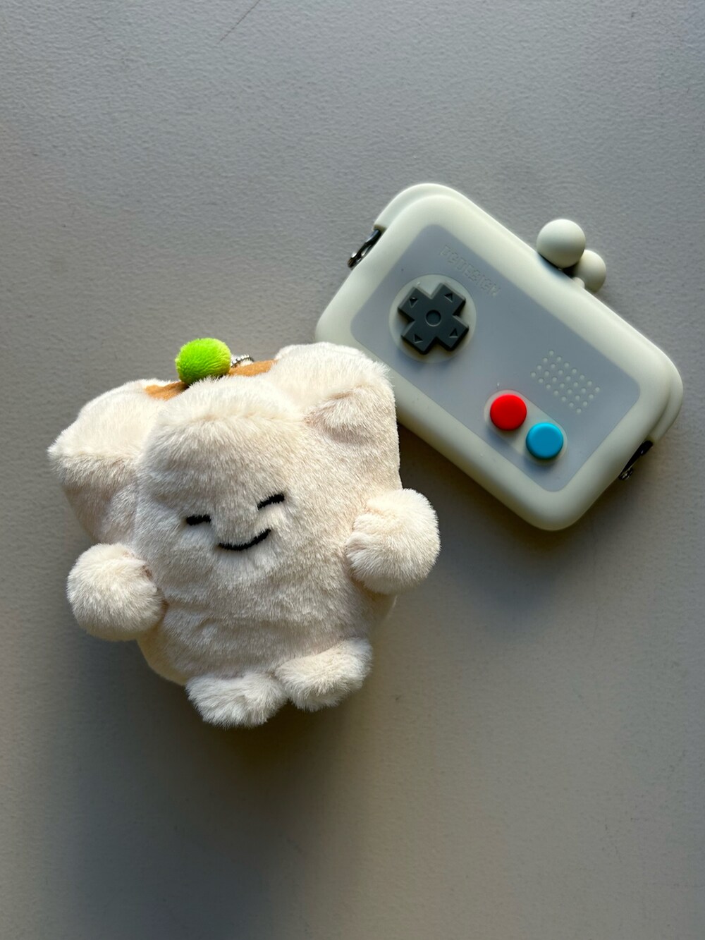 ブラウン系のチャーム、ホワイト系のチャーム、グレー系のポーチを着用したレディースの冬コーディネートの3枚目の写真