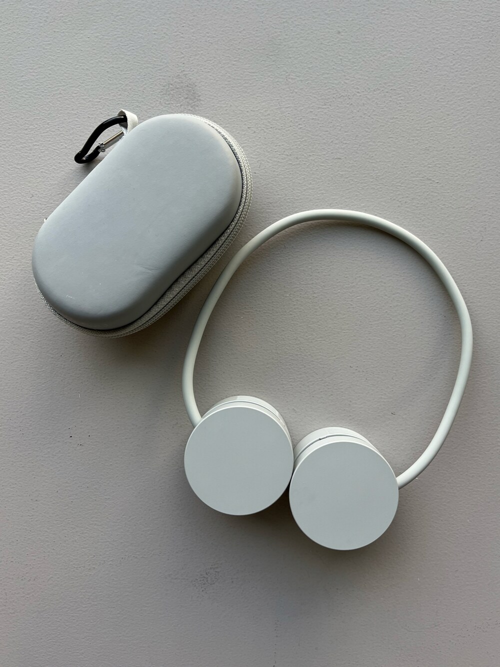 グリーン系の財布、グレー系の生活家電、レッド系のハンドケア/ハンドクリームを着用したレディースの春コーディネートの3枚目の写真