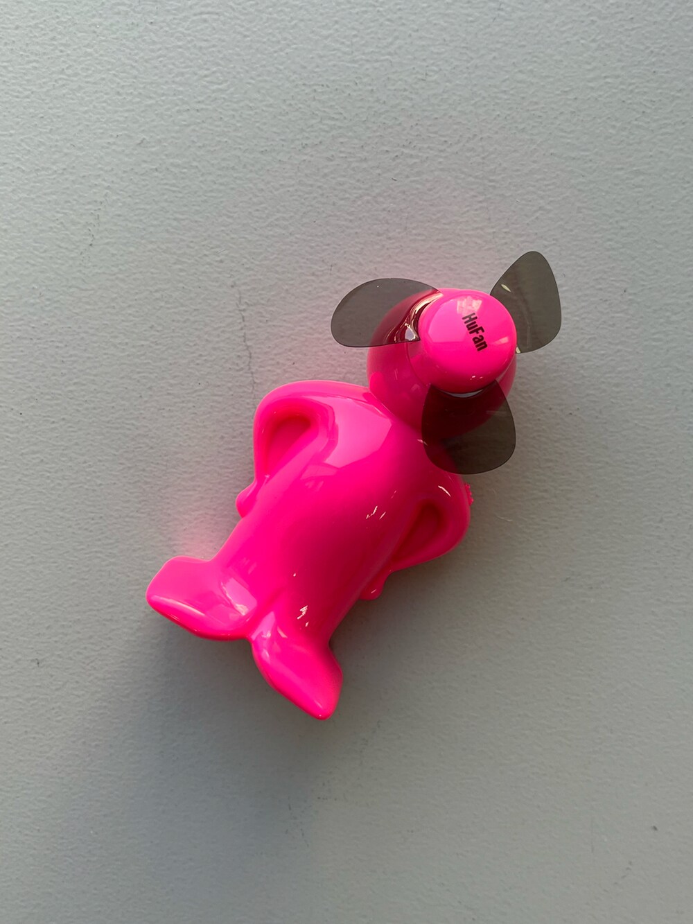 イエロー系の財布、ホワイト系のカメラ/カメラグッズ、ブラック系のハンドケア/ハンドクリームを着用したレディースの春コーディネートの4枚目の写真