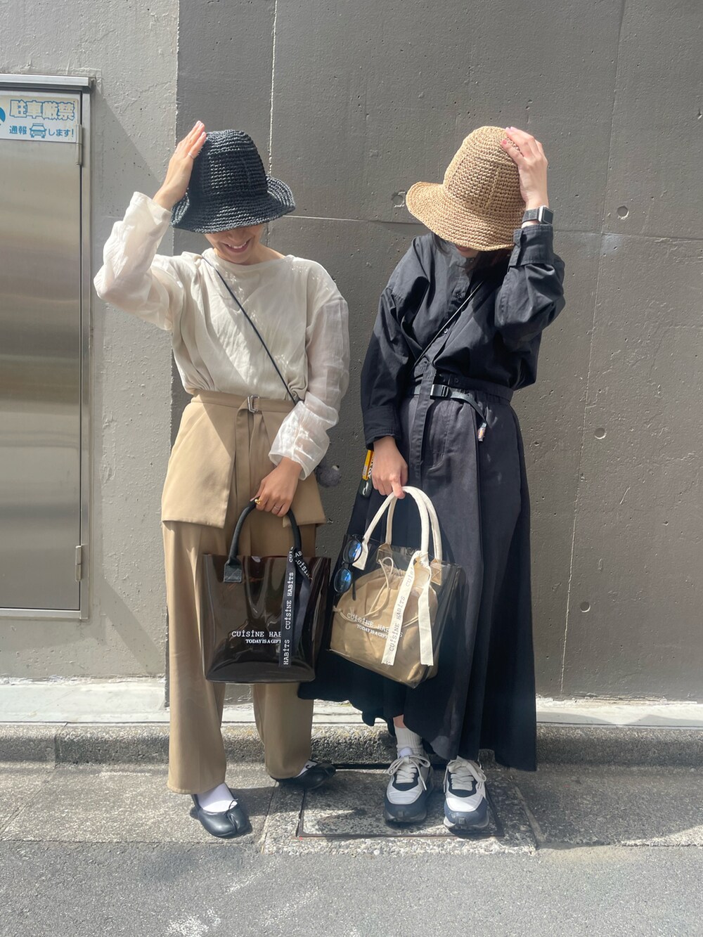 ブラック系のトートバッグ、ホワイト系のトートバッグ、ブラック系のスカートを着用したレディースの春コーディネートの2枚目の写真
