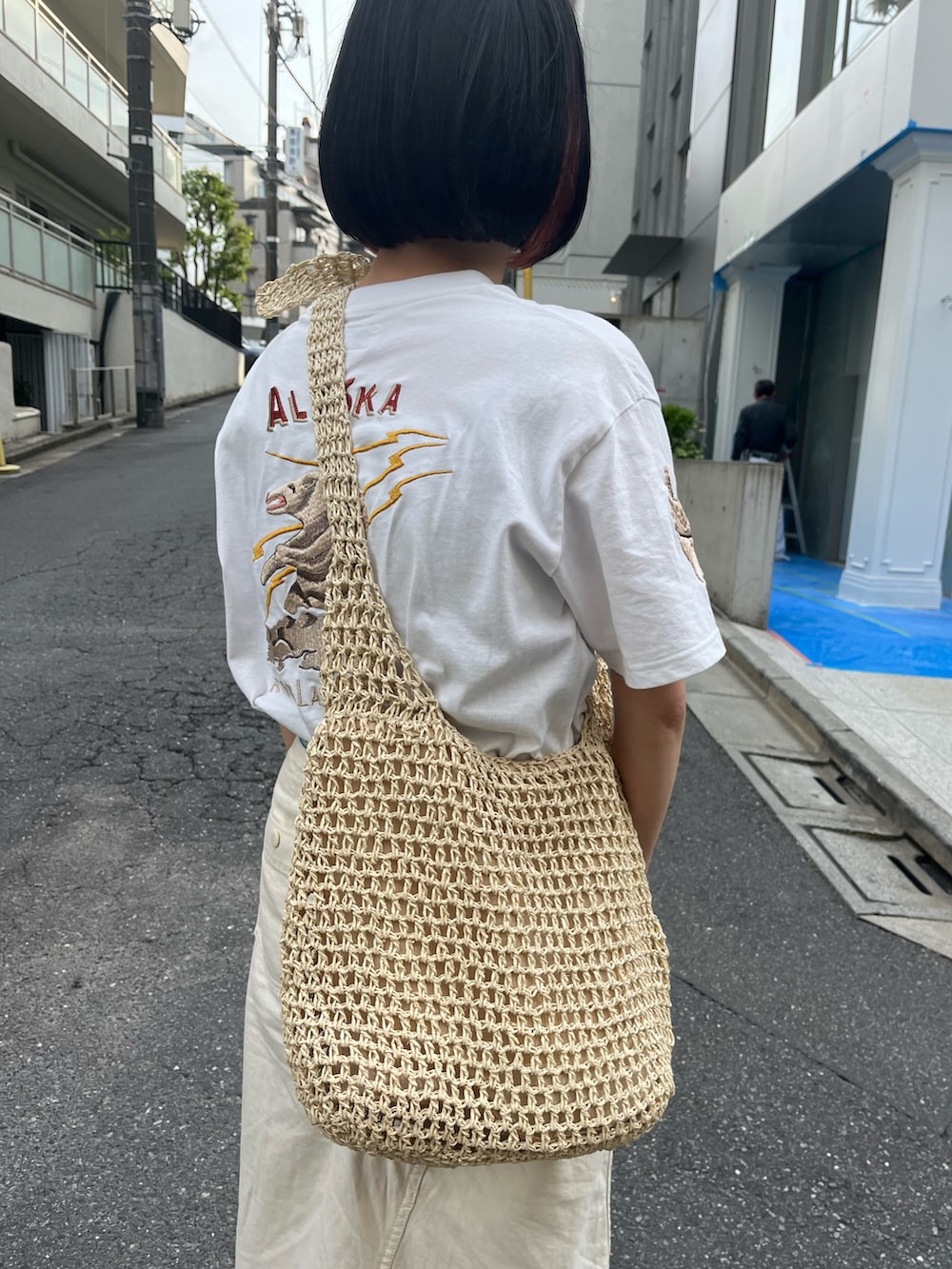 ベージュ系のスニーカー、ベージュ系のスカート、ホワイト系のTシャツ/カットソーを着用したレディースの春コーディネートの3枚目の写真