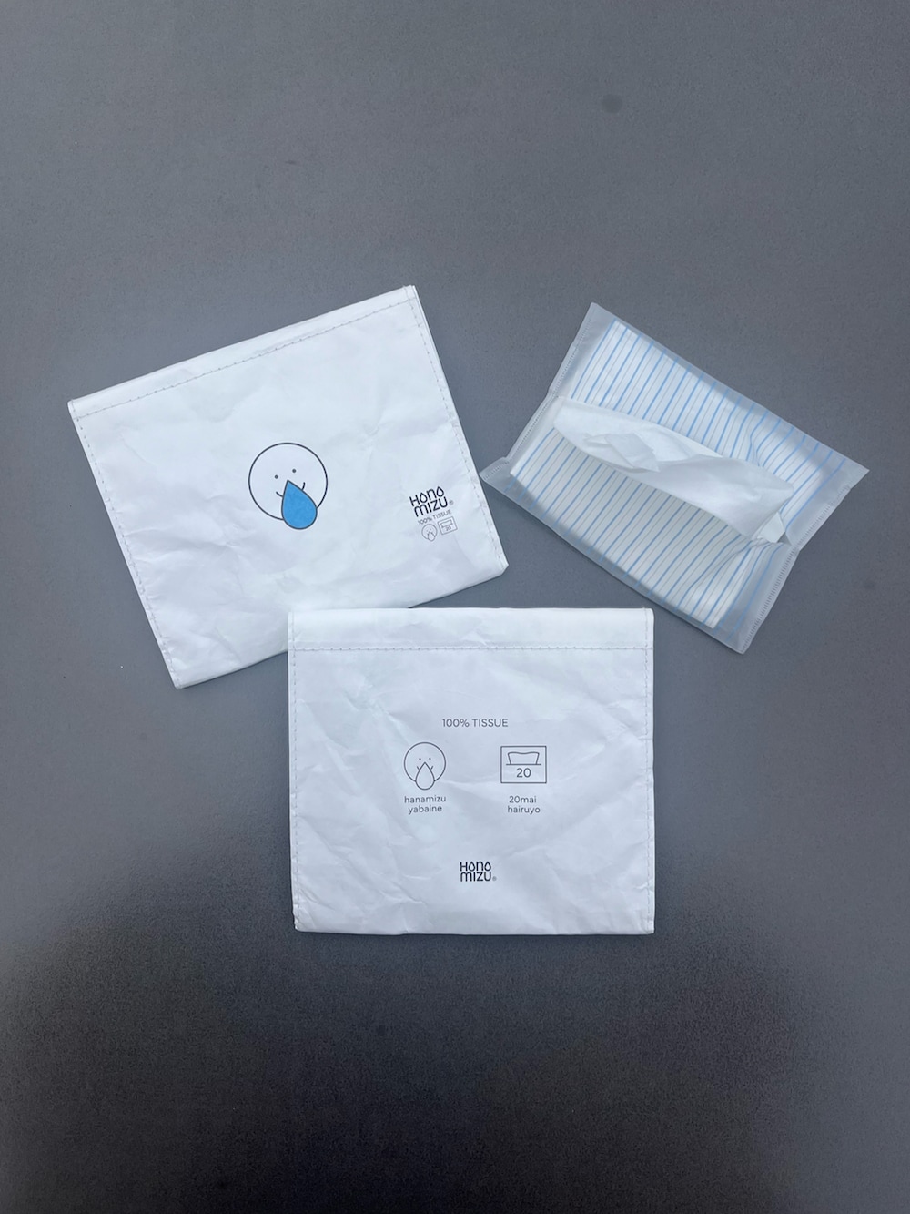 グリーン系のハンドバッグ、グリーン系の財布、ホワイト系のポーチを着用したレディースの春コーディネートの2枚目の写真