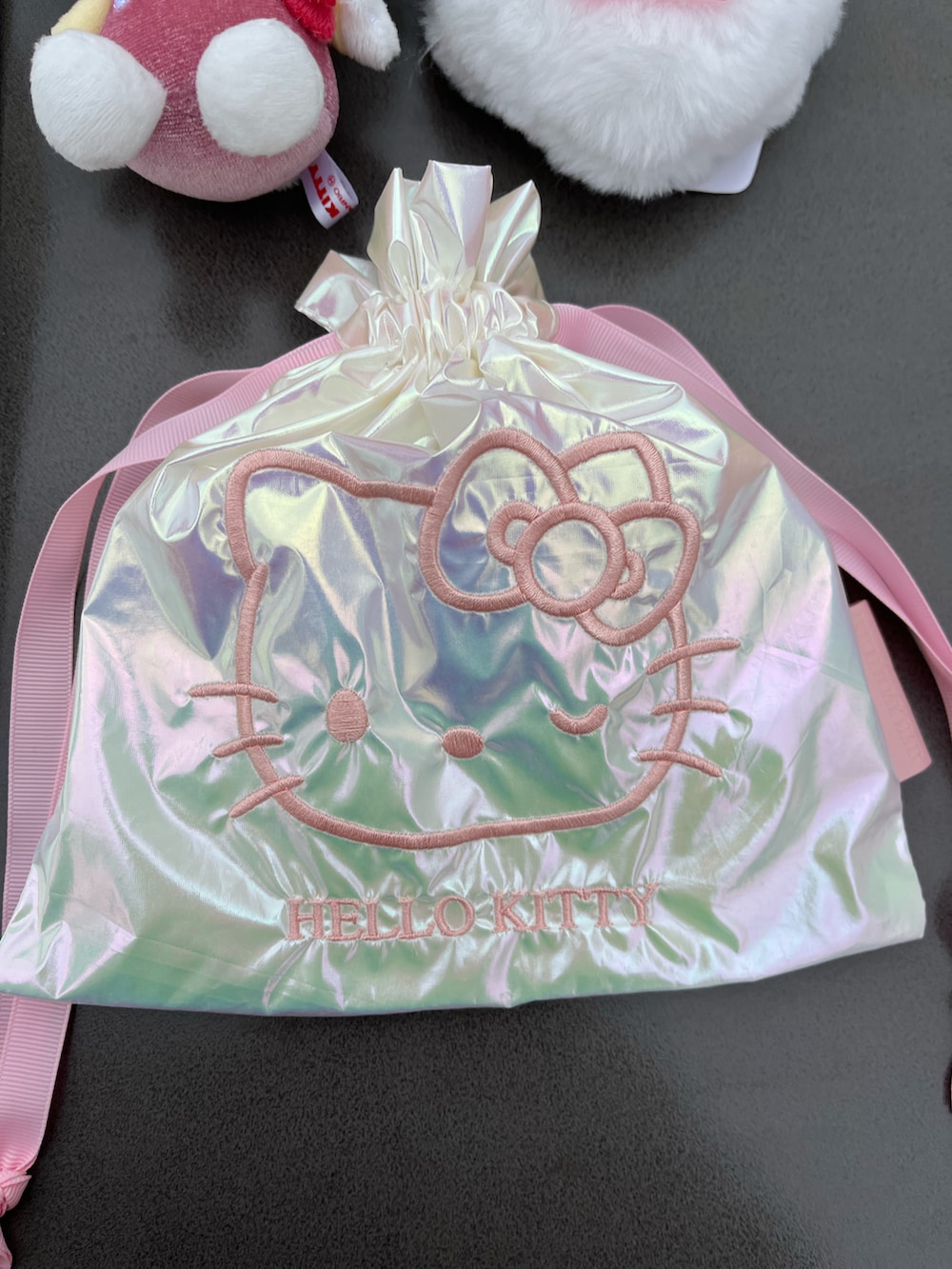 ホワイト系のトートバッグ、ホワイト系のチャームを着用したレディースの春コーディネートの3枚目の写真