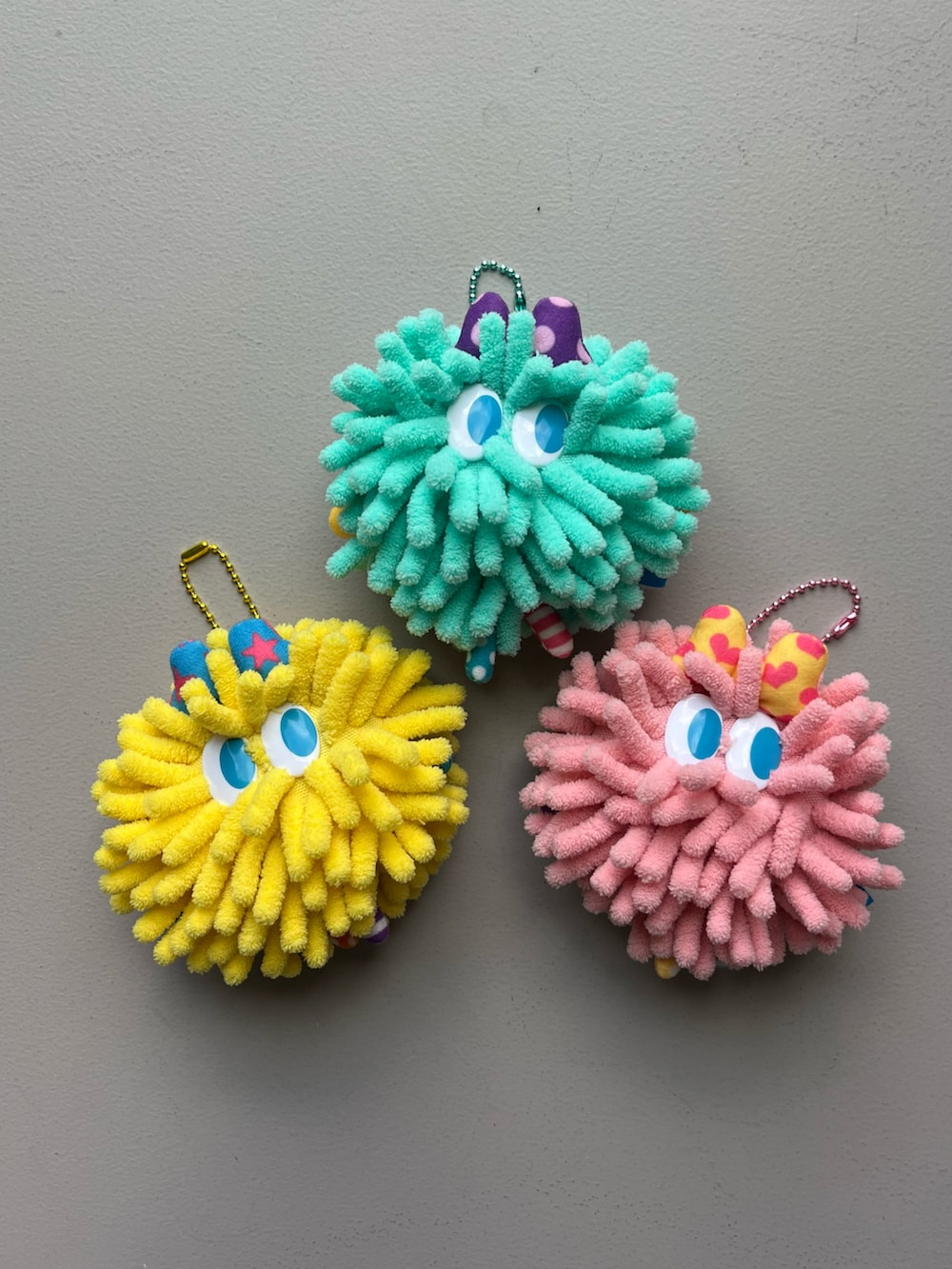 グリーン系のポーチ、シルバー系の財布、グレー系のポーチを着用したレディースの秋コーディネートの3枚目の写真