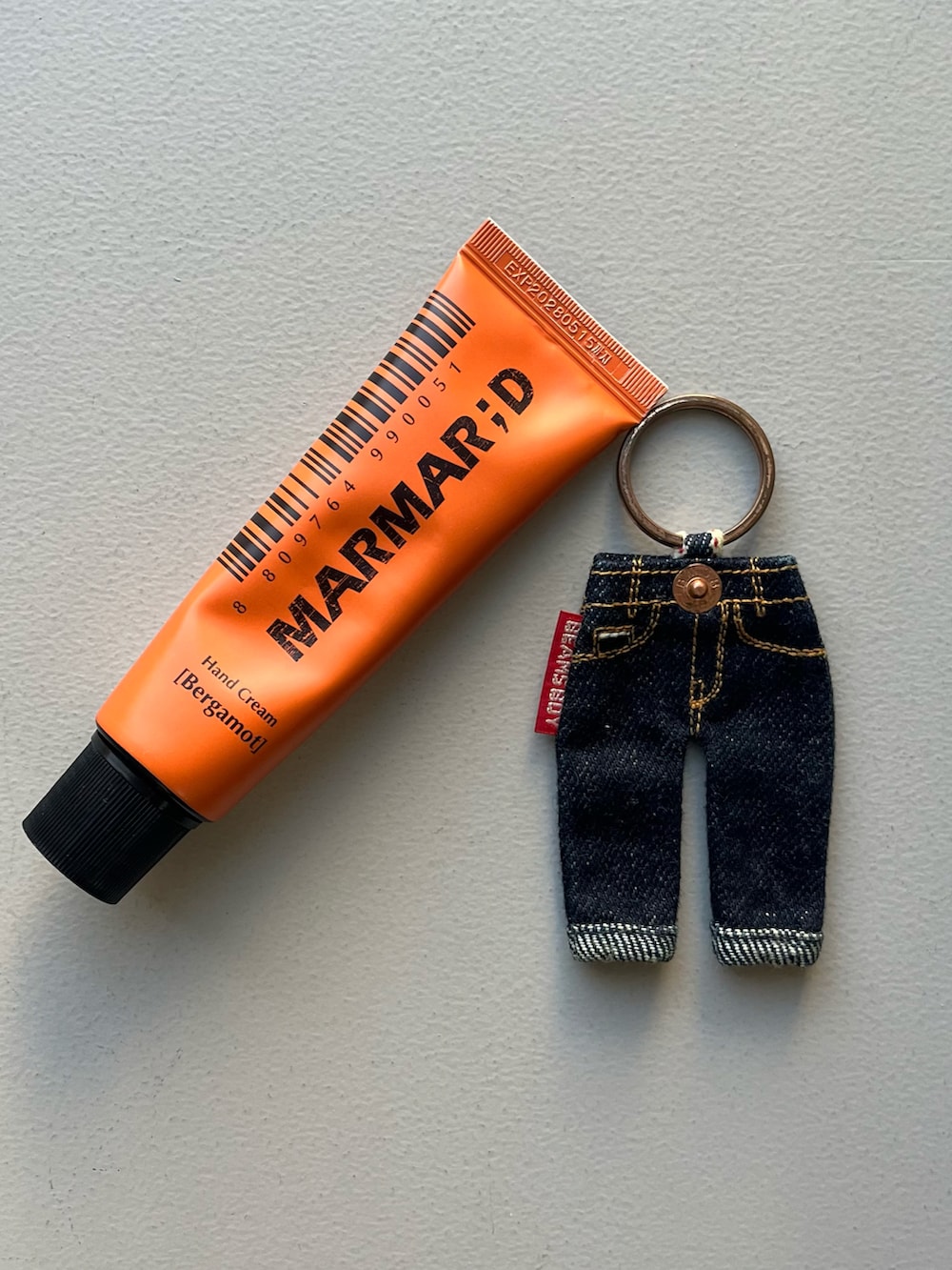 ピンク系のエコバッグ/サブバッグ、ブラック系のチャーム、その他のハンドケア/ハンドクリームを着用したレディースの春コーディネートの5枚目の写真