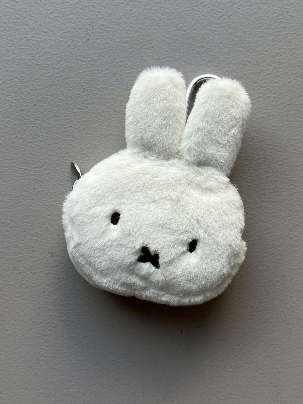 ホワイト系のエコバッグ/サブバッグ、グレー系のポーチ、グリーン系の財布を着用したレディースの冬コーディネートの4枚目の写真