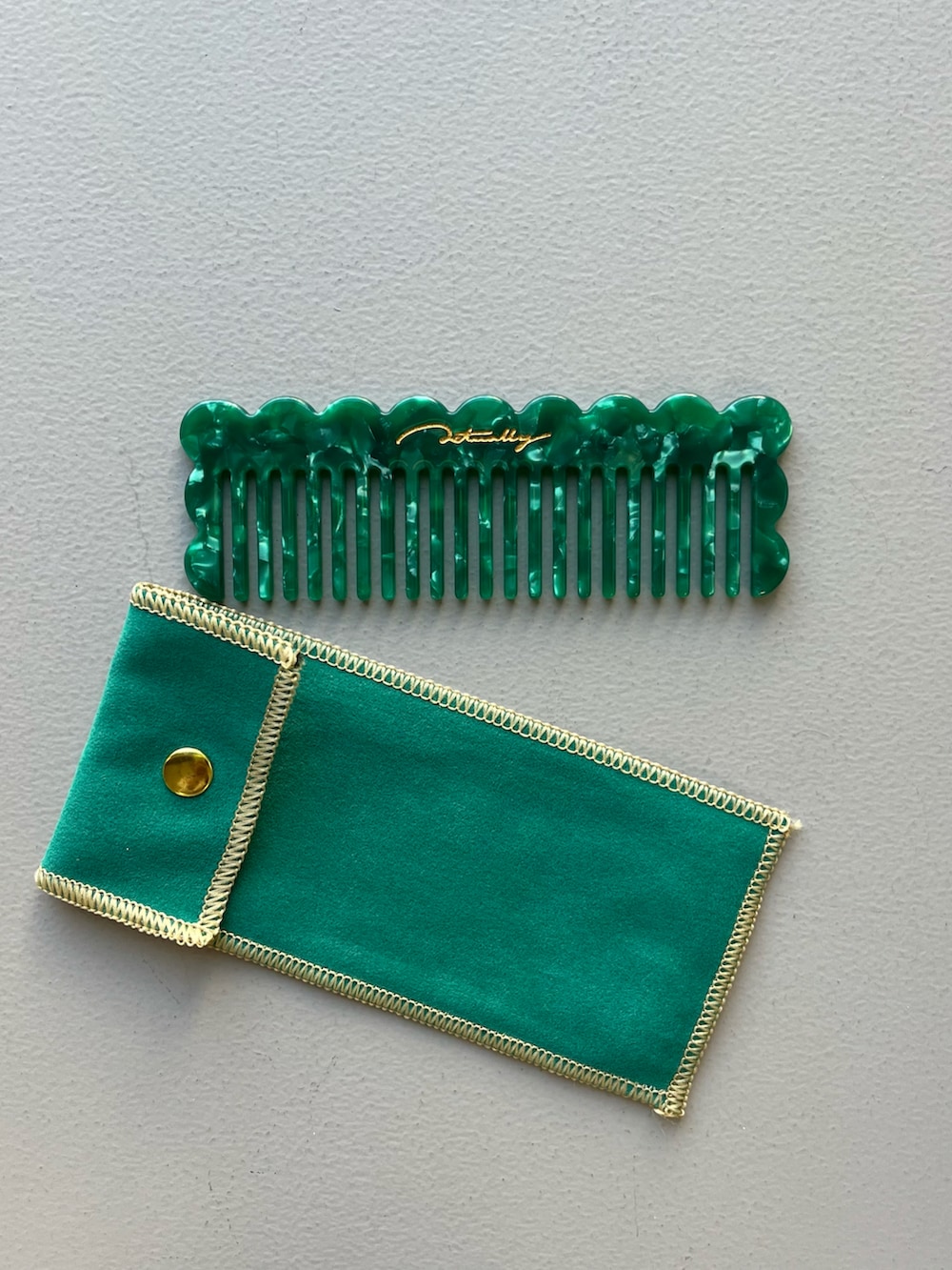 グレー系のポーチ、シルバー系のポーチ、パープル系の香水を着用したレディースの春コーディネートの5枚目の写真