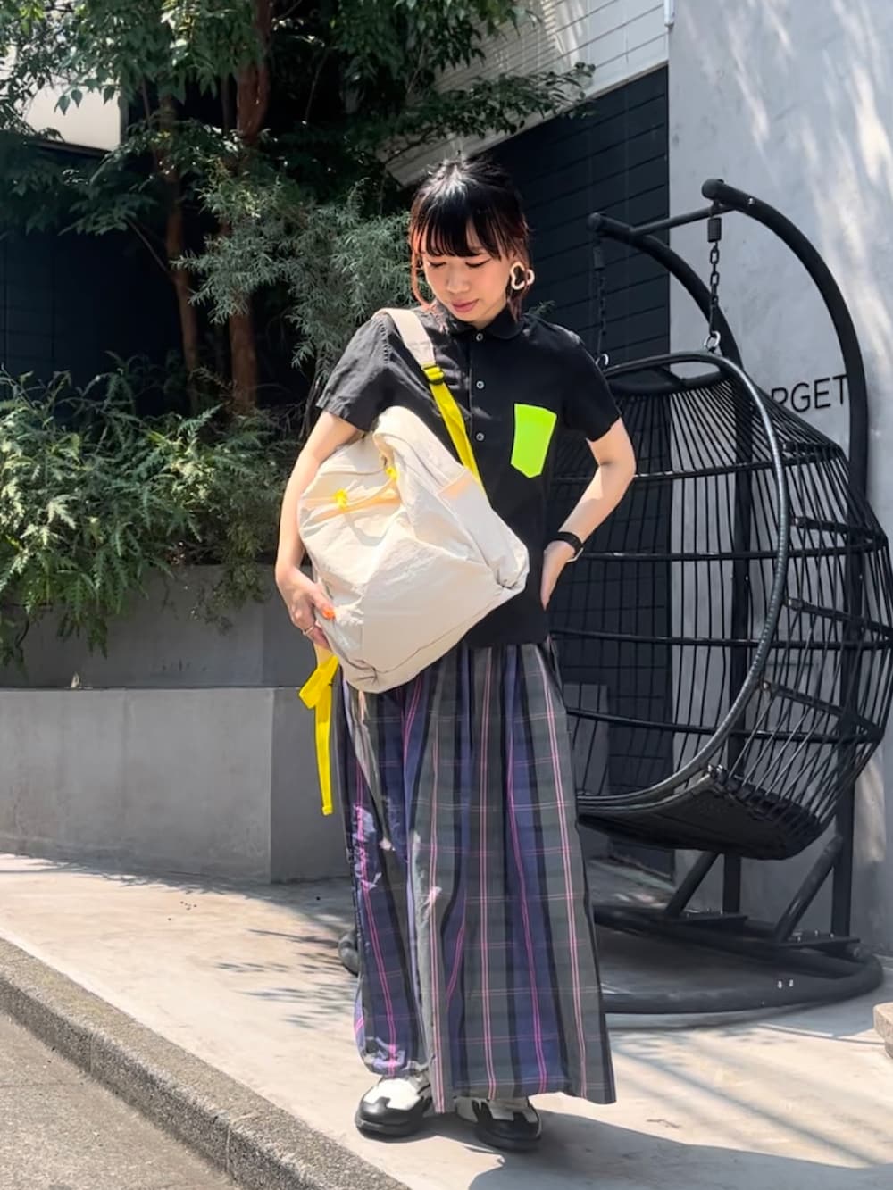 ベージュ系のバックパック/リュック、ホワイト系のスニーカー、ブラック系のシャツ/ブラウスを着用したレディースの夏コーディネートの3枚目の写真