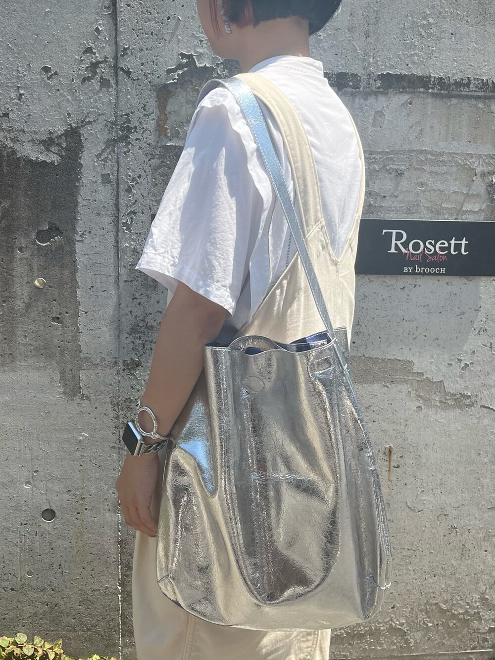 シルバー系のトートバッグ、ホワイト系のTシャツ/カットソー、ホワイト系のサロペット/オーバーオールを着用したレディースの夏コーディネートの2枚目の写真