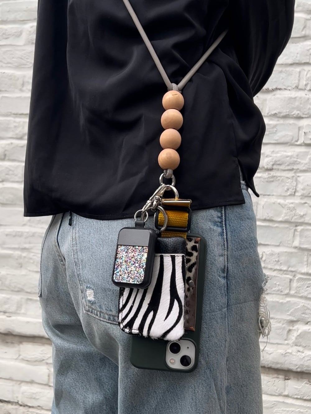 ブラック系のローファー、グレー系のスマホグッズ、その他のスマホグッズを着用したレディースの秋コーディネートの2枚目の写真