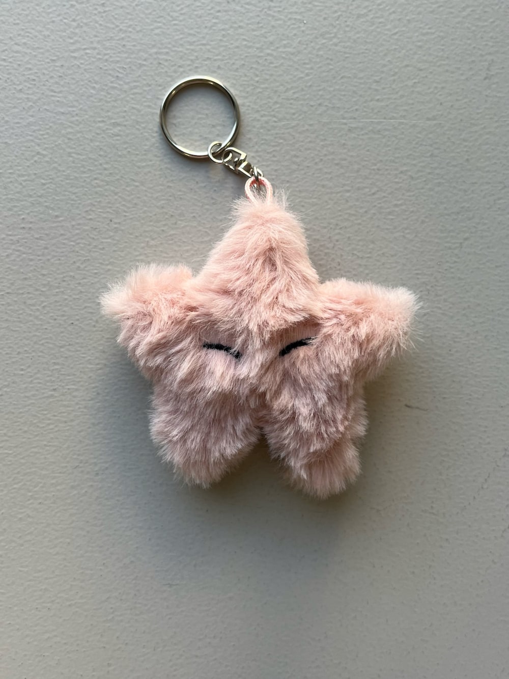 ピンク系のポーチ、イエロー系のパスケース、グリーン系のハンドケア/ハンドクリームを着用したレディースの春コーディネートの5枚目の写真