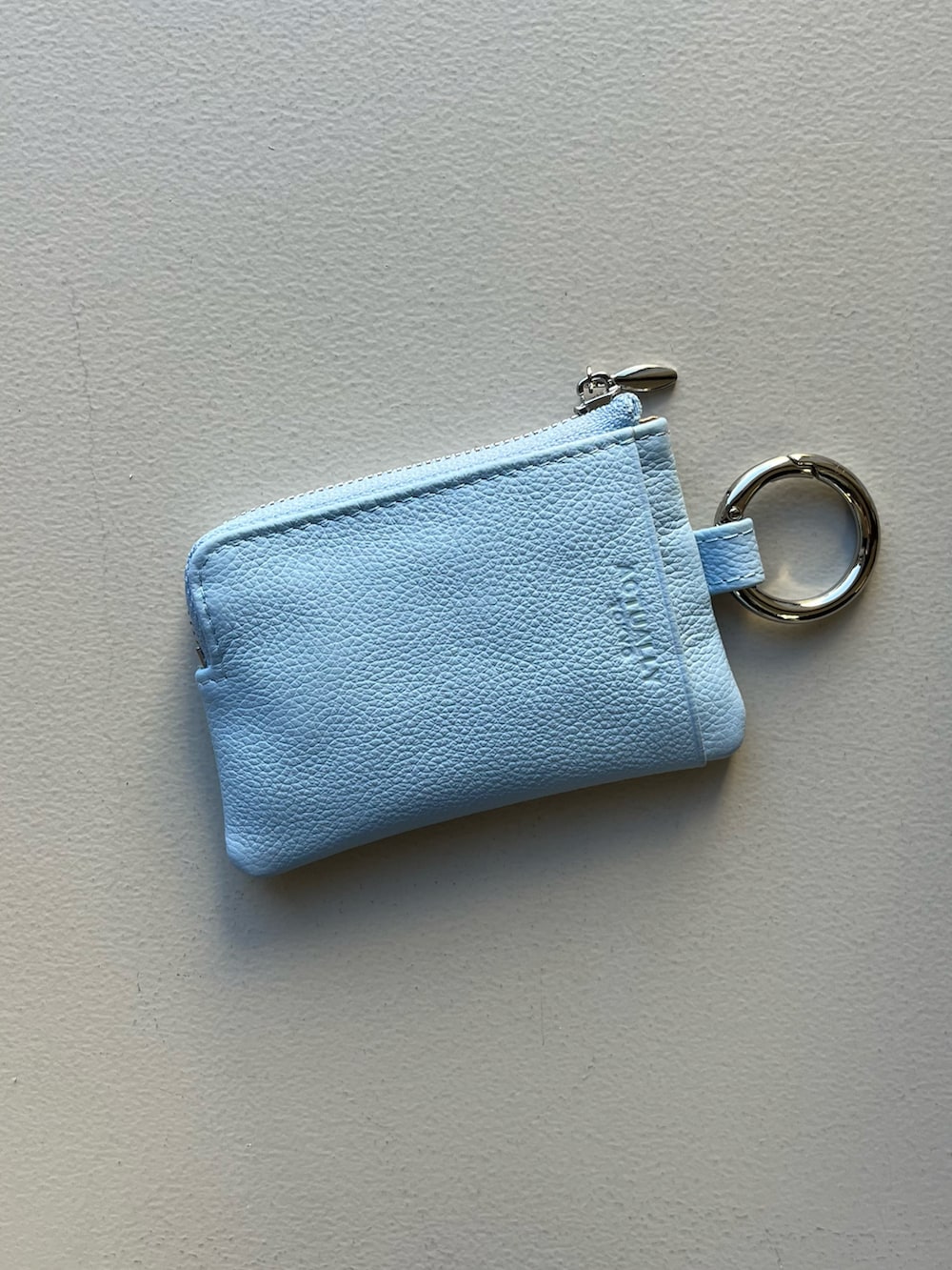 イエロー系のパスケース、イエロー系のポーチ、ブラック系のヘアブラシを着用したレディースの春コーディネートの2枚目の写真