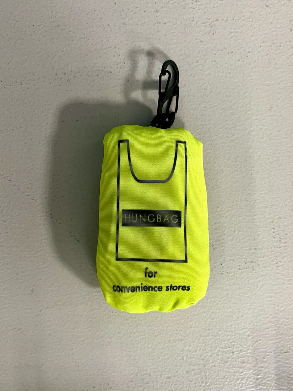 イエロー系のエコバッグ/サブバッグ、ホワイト系のポーチ、グリーン系の生活家電を着用したレディースの春コーディネートの4枚目の写真