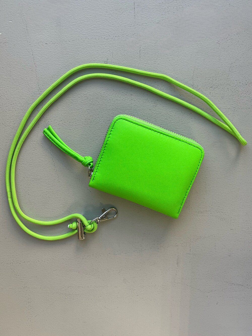 ピンク系のハンドケア/ハンドクリーム、オレンジ系のスマホグッズ、グリーン系の生活家電を着用したレディースの春コーディネートの2枚目の写真