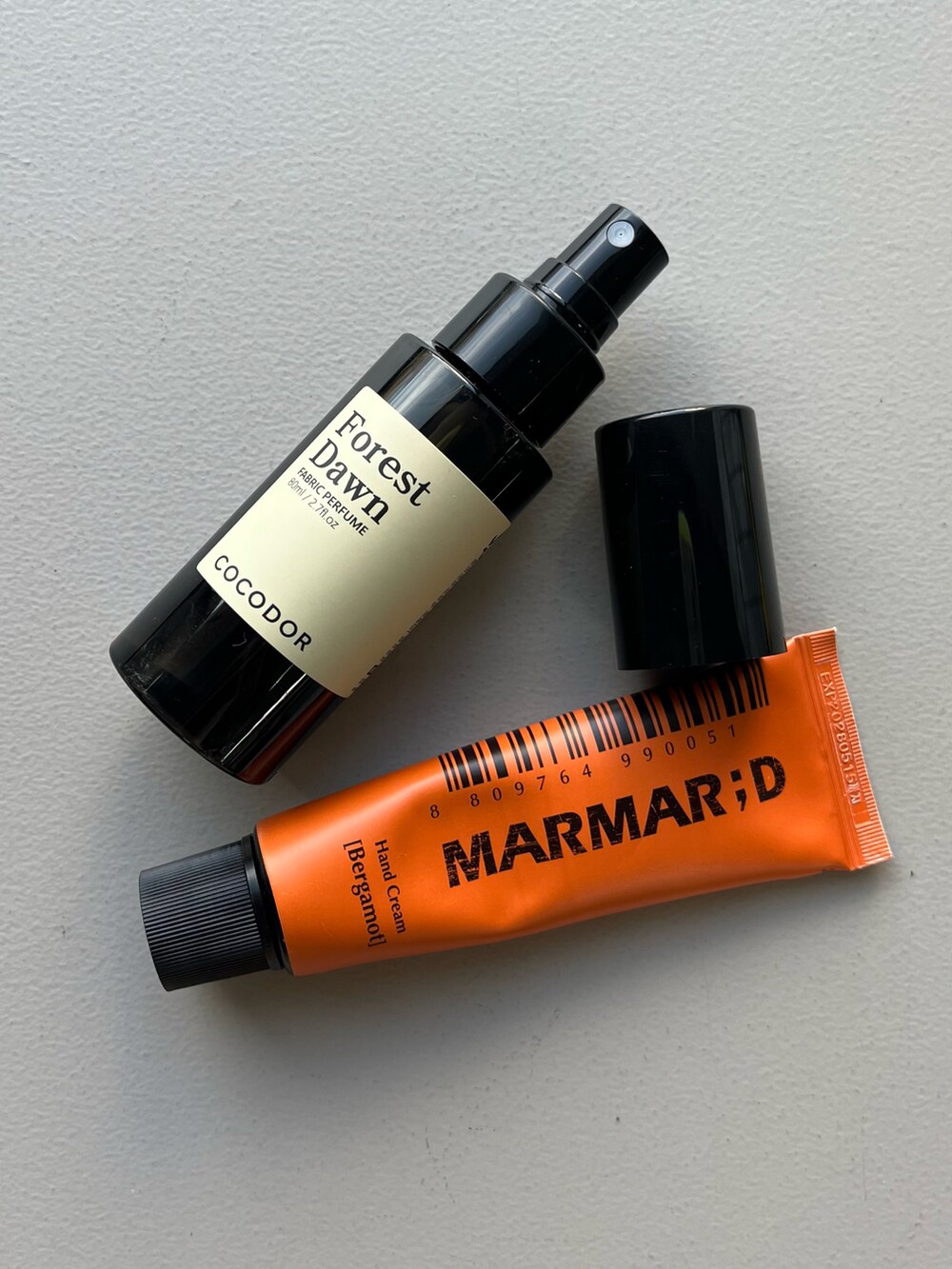 ホワイト系のエコバッグ/サブバッグ、グレー系のポーチ、グリーン系の財布を着用したレディースの冬コーディネートの5枚目の写真