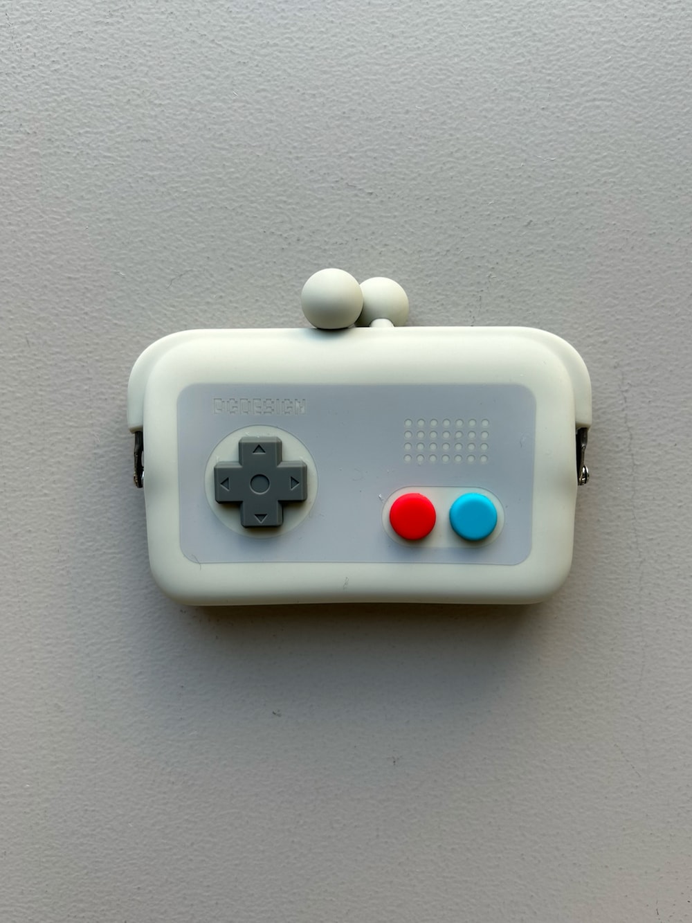 グレー系のスマホグッズ、ベージュ系の財布、グレー系のポーチを着用したレディースの春コーディネートの3枚目の写真