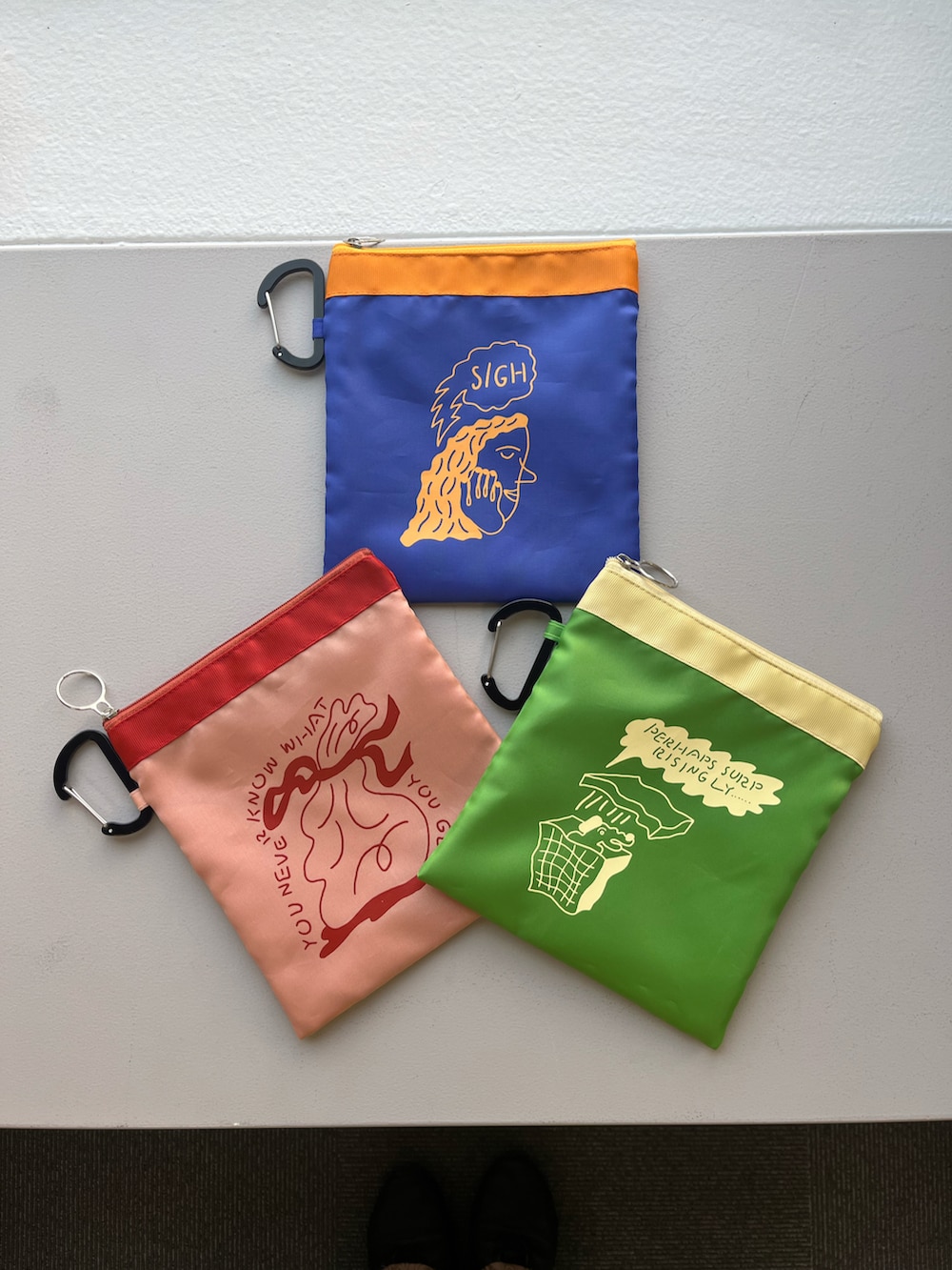 ホワイト系のTシャツ/カットソー、ホワイト系のエコバッグ/サブバッグ、ベージュ系のキャップを着用したレディースの春コーディネートの3枚目の写真