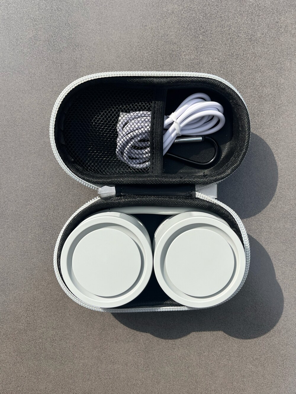 ホワイト系のハット、グレー系の生活家電、ベージュ系のキッチン家電を着用したレディースの春コーディネートの3枚目の写真