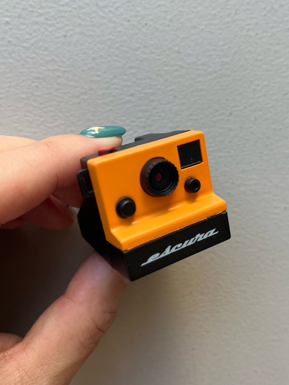 ホワイト系の財布、ホワイト系のチャーム、オレンジ系のスマホグッズを着用したレディースの秋コーディネートの4枚目の写真