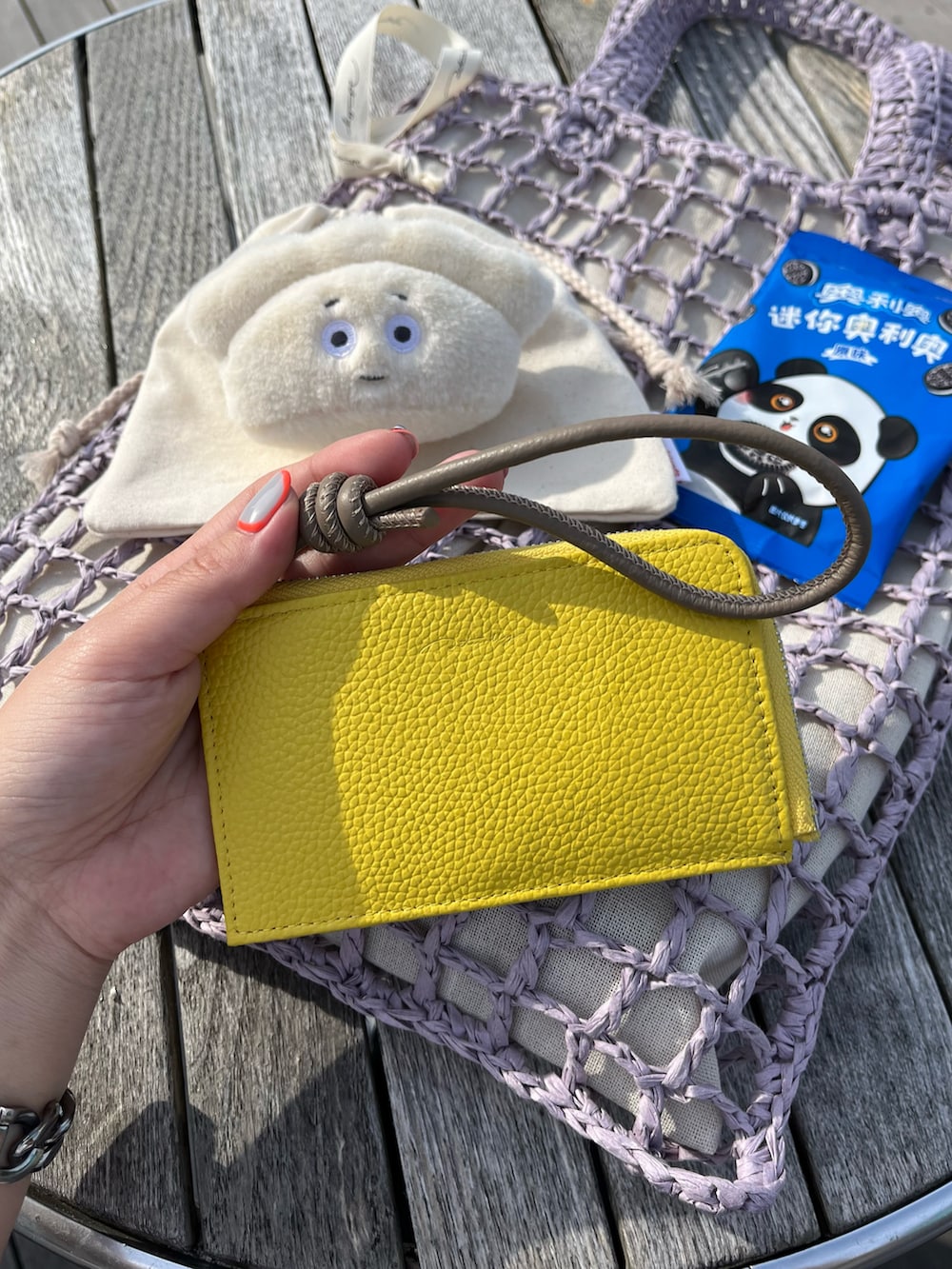 ホワイト系のエコバッグ/サブバッグ、イエロー系の財布、シルバー系の財布を着用したレディースの夏コーディネートの4枚目の写真