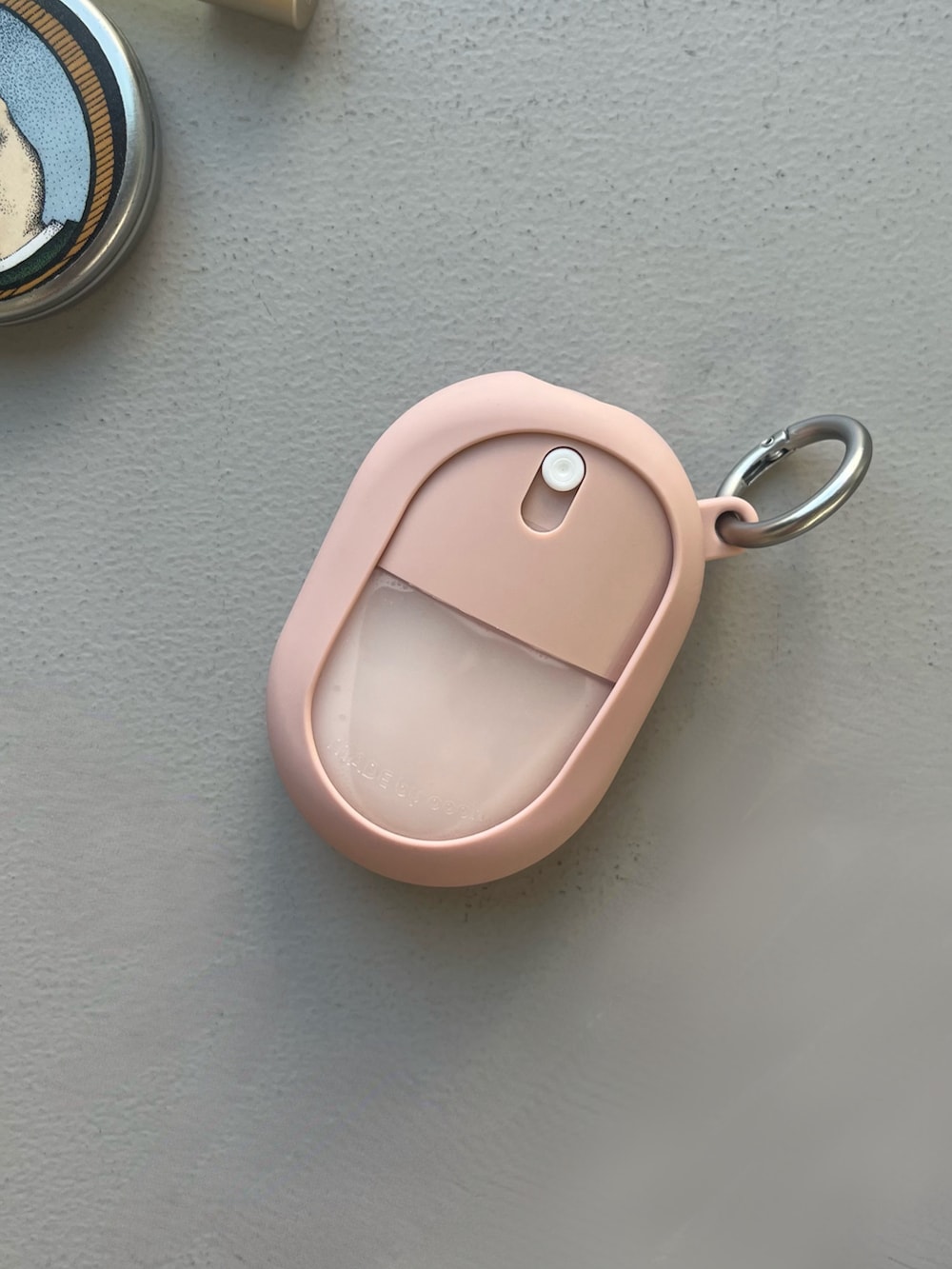 ピンク系のハンドケア/ハンドクリーム、シルバー系のポーチ、ゴールド系のその他小物を着用したレディースの夏コーディネートの4枚目の写真