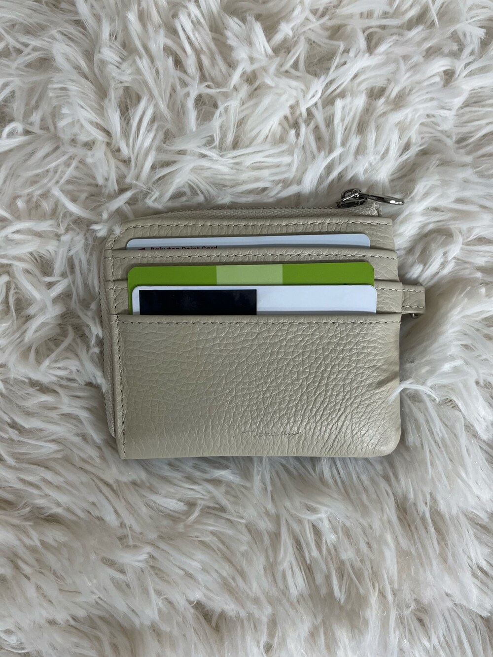 ホワイト系の財布を着用したレディースの秋コーディネートの2枚目の写真