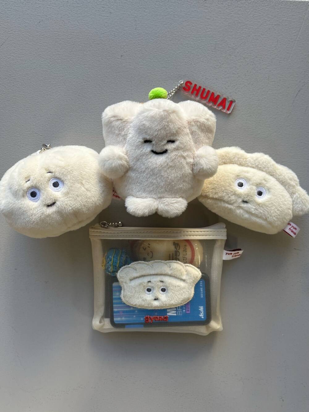 イエロー系のチャーム、ホワイト系のチャーム、その他のハンドケア/ハンドクリームを着用したレディースの冬コーディネートの2枚目の写真