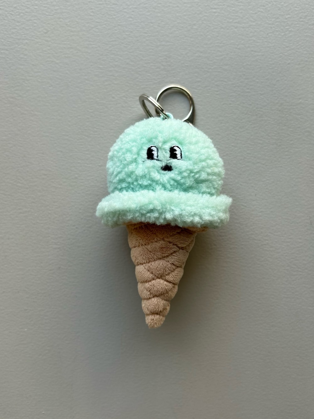 ホワイト系のエコバッグ/サブバッグ、グリーン系の財布、レッド系のポーチを着用したレディースの春コーディネートの5枚目の写真
