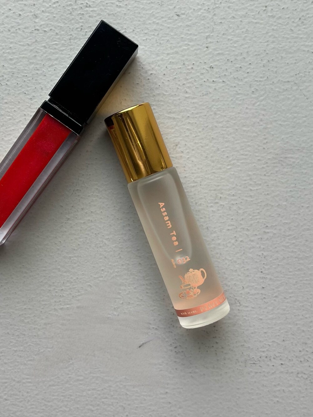 ホワイト系のエコバッグ/サブバッグ、イエロー系の財布、イエロー系のサングラスを着用したレディースの春コーディネートの4枚目の写真