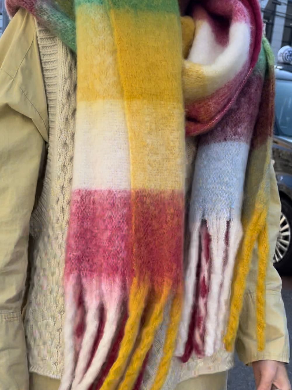 ホワイト系のトートバッグ、ホワイト系のベスト、ホワイト系のスニーカーを着用したレディースの秋コーディネートの3枚目の写真