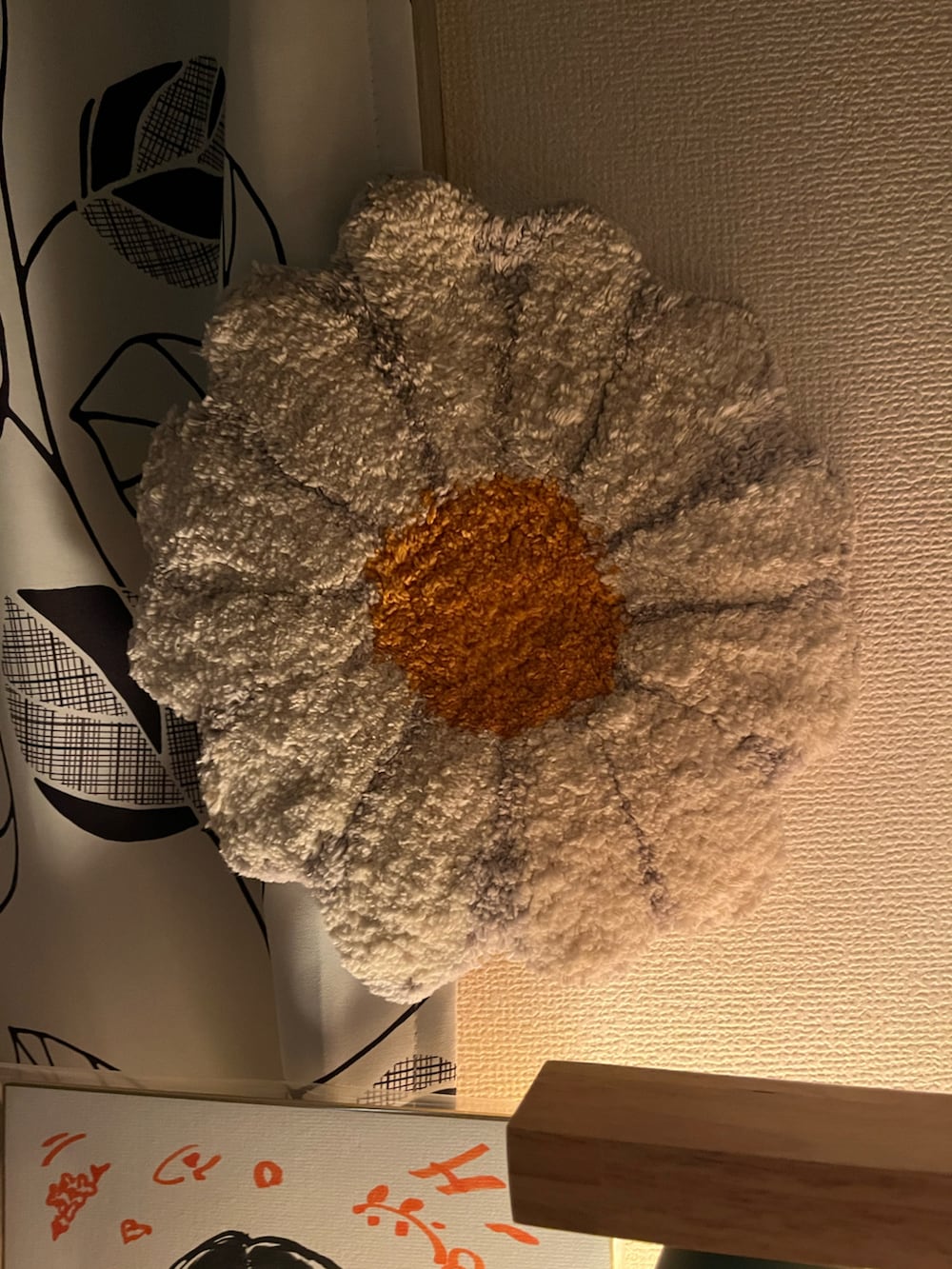 グリーン系のキャンドル、ブルー系のキャンドル、レッド系のブランケットを着用したレディースの春コーディネートの3枚目の写真