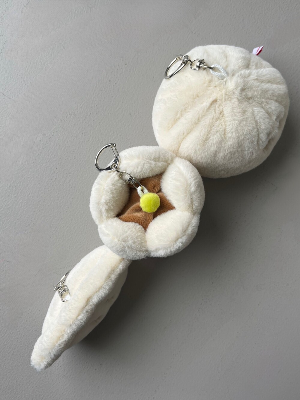 ホワイト系のポーチ、ホワイト系のチャーム、ブルー系のヘアブラシを着用したレディースの春コーディネートの5枚目の写真