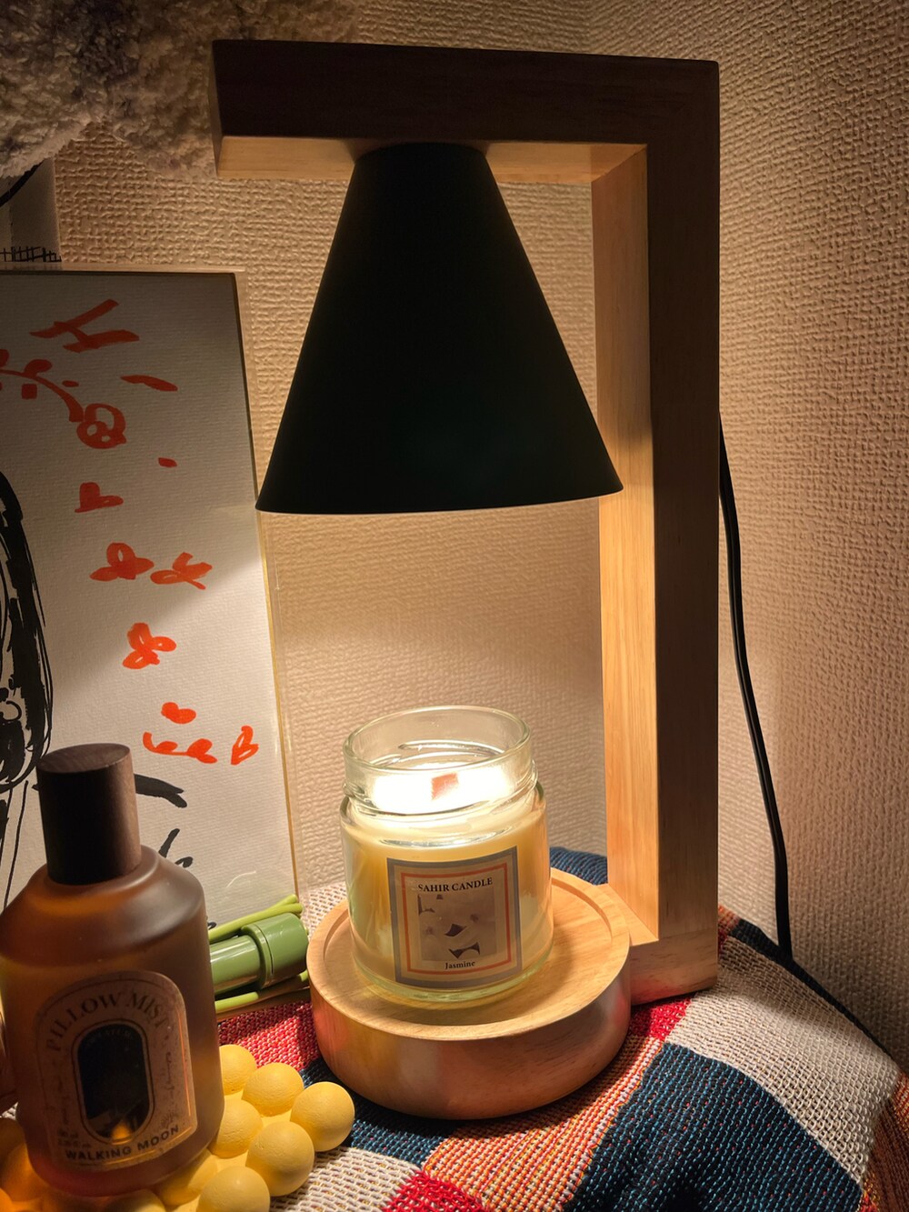 グリーン系のキャンドル、ブルー系のキャンドル、レッド系のブランケットを着用したレディースの春コーディネートの2枚目の写真