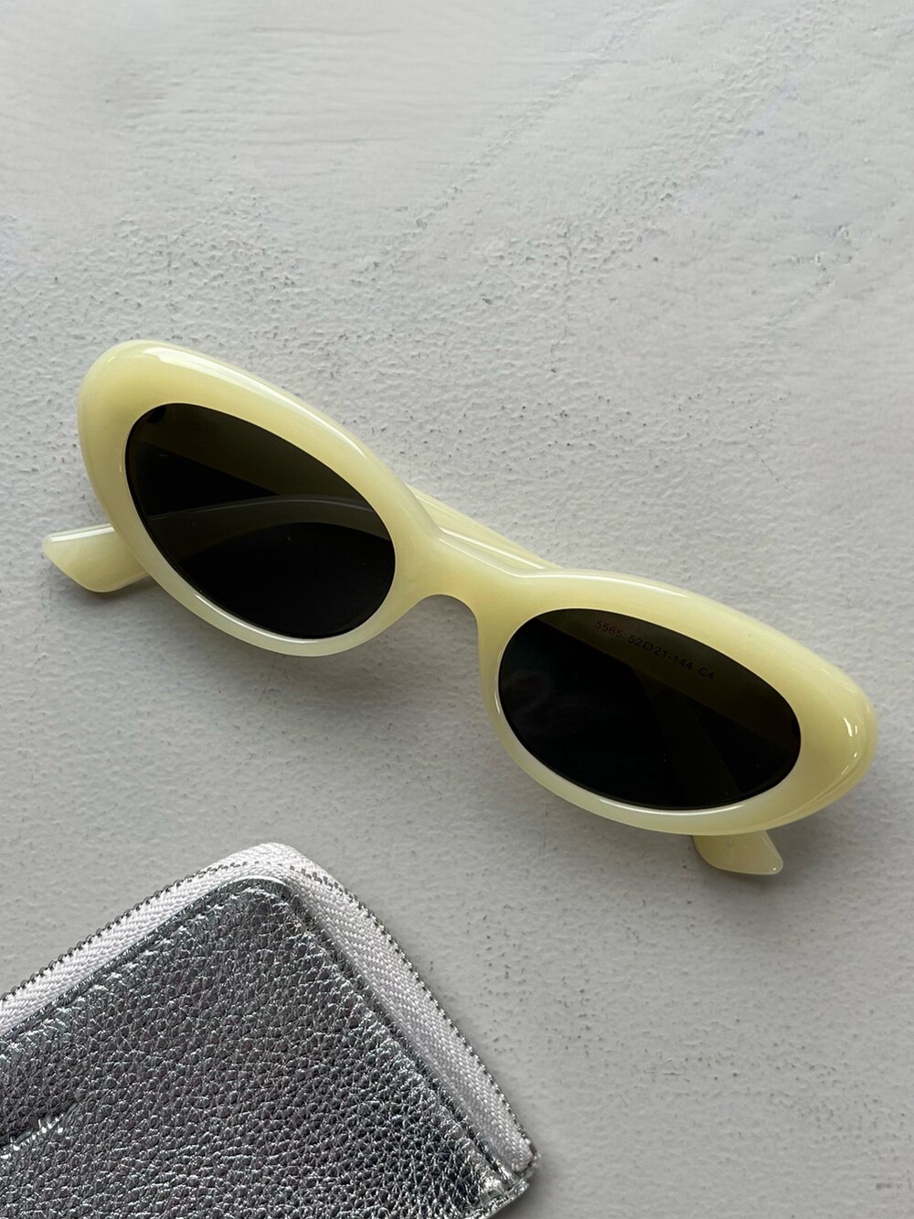 ホワイト系のエコバッグ/サブバッグ、イエロー系の財布、イエロー系のサングラスを着用したレディースの春コーディネートの2枚目の写真