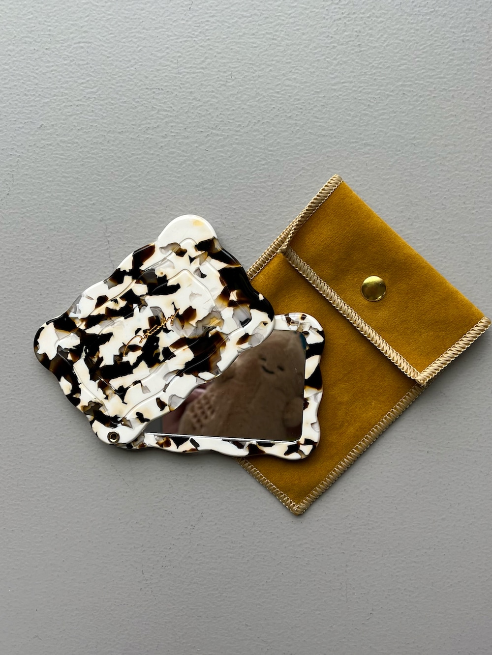 ホワイト系のチャーム、ホワイト系の手鏡/メイクミラーを着用したレディースの冬コーディネートの3枚目の写真