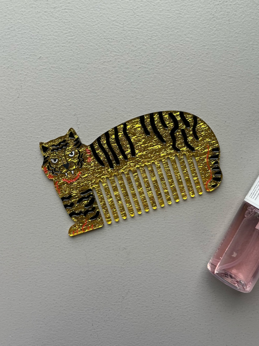 ホワイト系のハンドケア/ハンドクリーム、シルバー系の財布、ホワイト系のチャームを着用したレディースの秋コーディネートの4枚目の写真