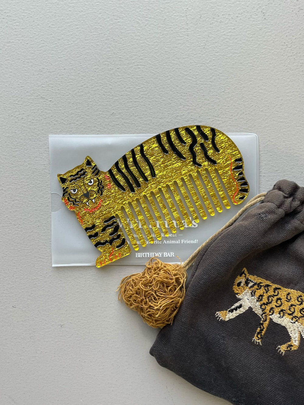 シルバー系の財布、ベージュ系のカードケース、グリーン系のポーチを着用したレディースの冬コーディネートの3枚目の写真