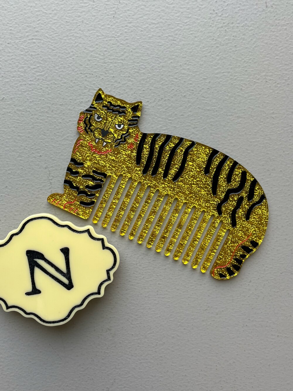 ゴールド系のポーチ、ゴールド系のパスケースを着用したレディースの秋コーディネートの4枚目の写真