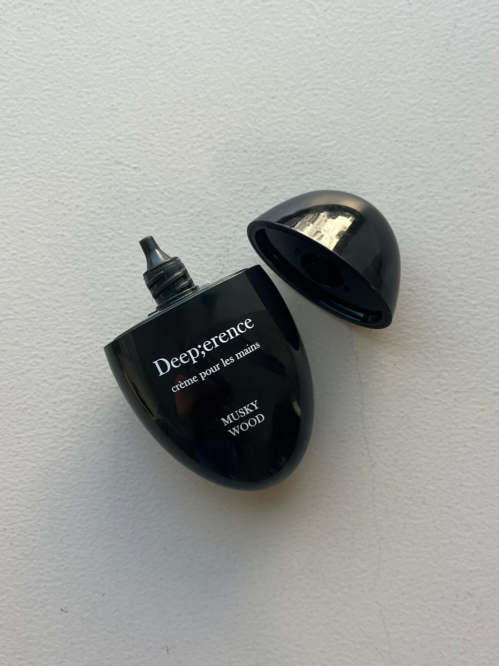 イエロー系の財布、ホワイト系のカメラ/カメラグッズ、ブラック系のハンドケア/ハンドクリームを着用したレディースの春コーディネートの5枚目の写真