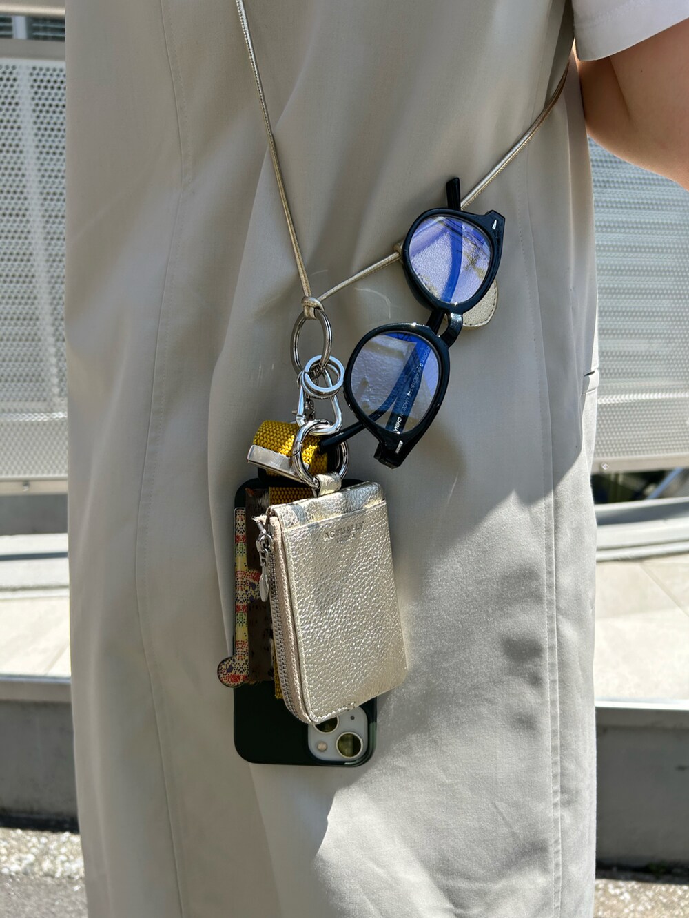 ブラック系のドレスシューズ、ホワイト系のその他パンツ、ブラック系のスマホグッズを着用したレディースの春コーディネートの3枚目の写真