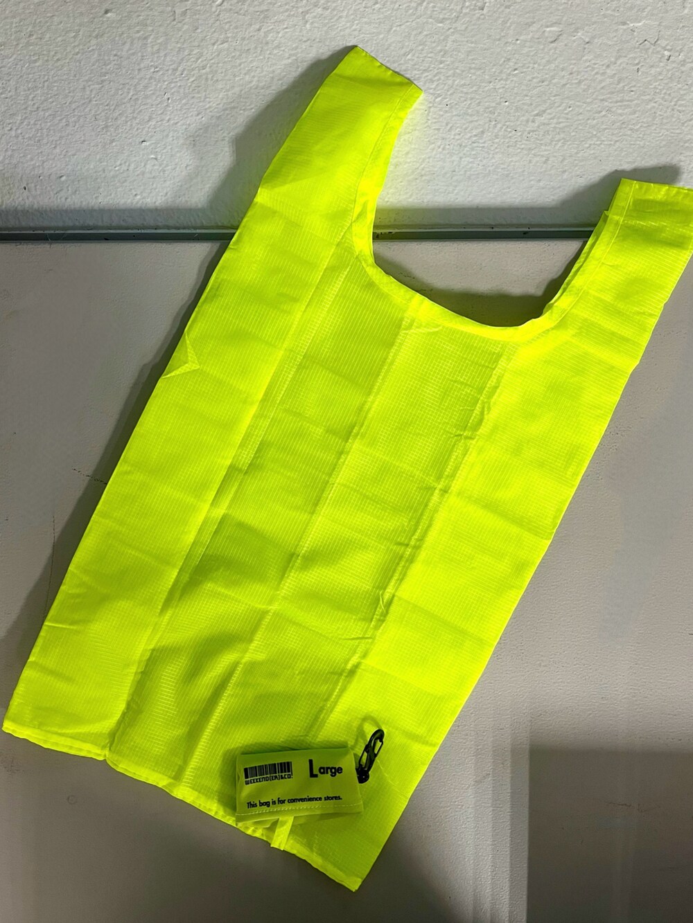 イエロー系のエコバッグ/サブバッグ、ホワイト系のポーチ、グリーン系の生活家電を着用したレディースの春コーディネートの5枚目の写真