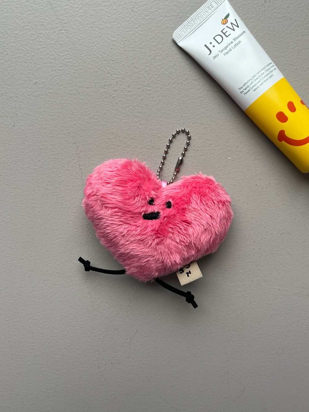 ピンク系のエコバッグ/サブバッグ、ベージュ系の財布、ピンク系のポーチを着用したレディースの秋コーディネートの4枚目の写真