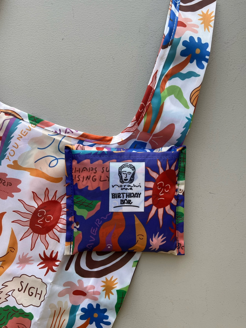 ホワイト系のTシャツ/カットソー、ホワイト系のエコバッグ/サブバッグ、ベージュ系のキャップを着用したレディースの春コーディネートの4枚目の写真