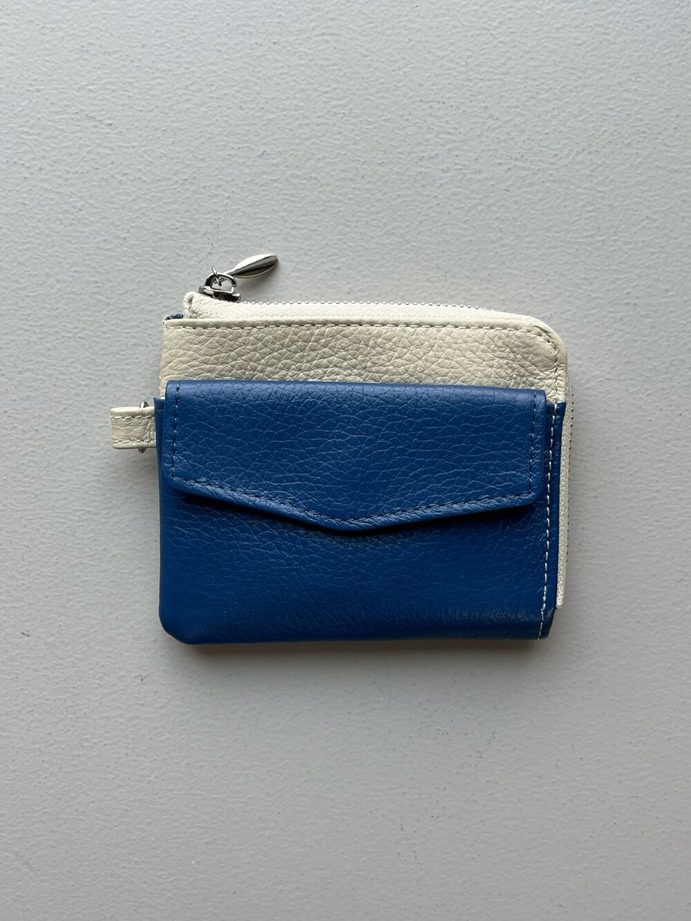 グレー系のポーチ、ホワイト系の財布を着用したレディースの秋コーディネートの4枚目の写真