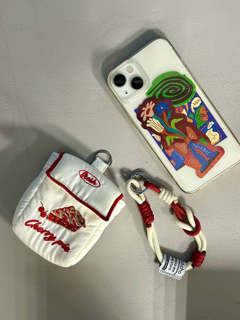 イエロー系のエコバッグ/サブバッグ、ホワイト系のポーチ、グリーン系の生活家電を着用したレディースの春コーディネートの2枚目の写真