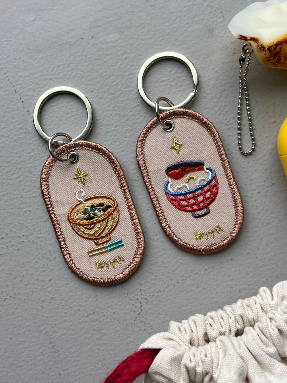 ホワイト系のポーチ、ホワイト系のチャーム、ブルー系のヘアブラシを着用したレディースの春コーディネートの2枚目の写真