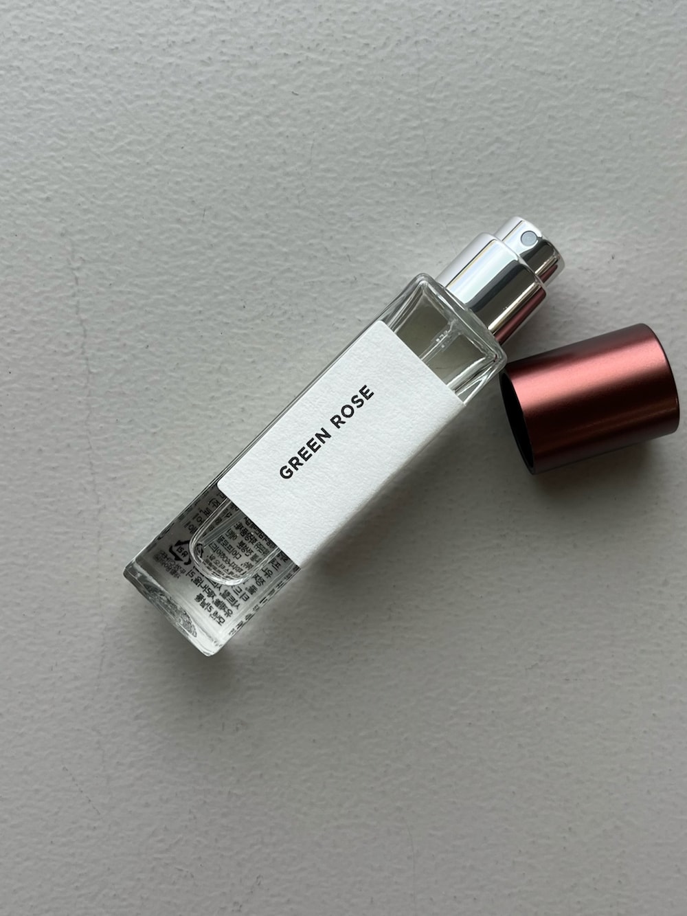 イエロー系のパスケース、グレー系のポーチ、ブルー系の生活家電を着用したレディースの冬コーディネートの4枚目の写真