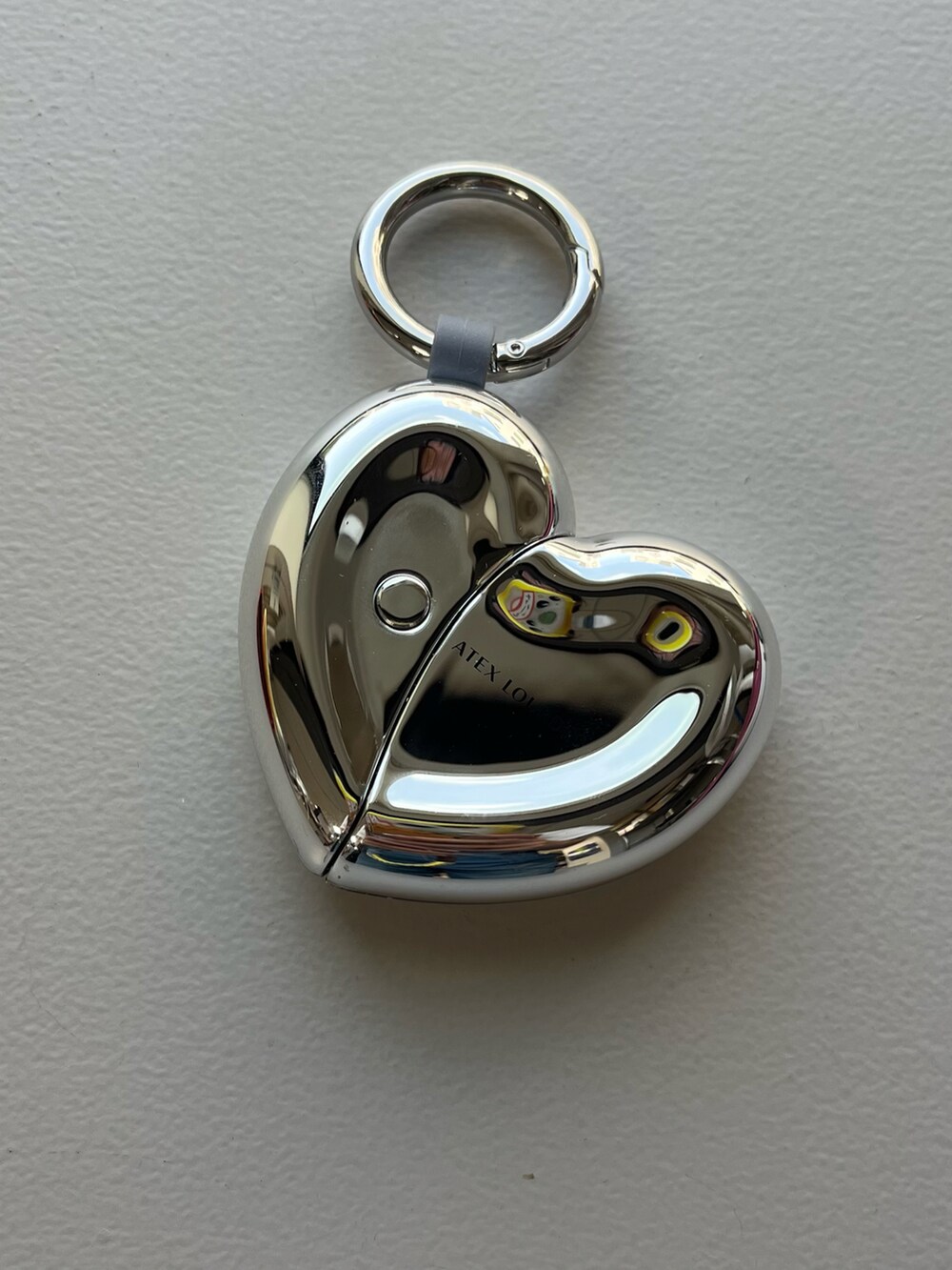 オレンジ系の財布、ホワイト系のキーホルダー、その他のハンドケア/ハンドクリームを着用したレディースの秋コーディネートの4枚目の写真
