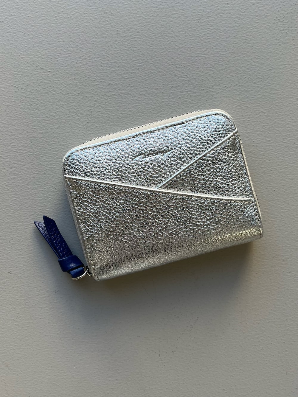 イエロー系のポーチ、シルバー系の財布、ピンク系のポーチを着用したレディースの春コーディネートの2枚目の写真